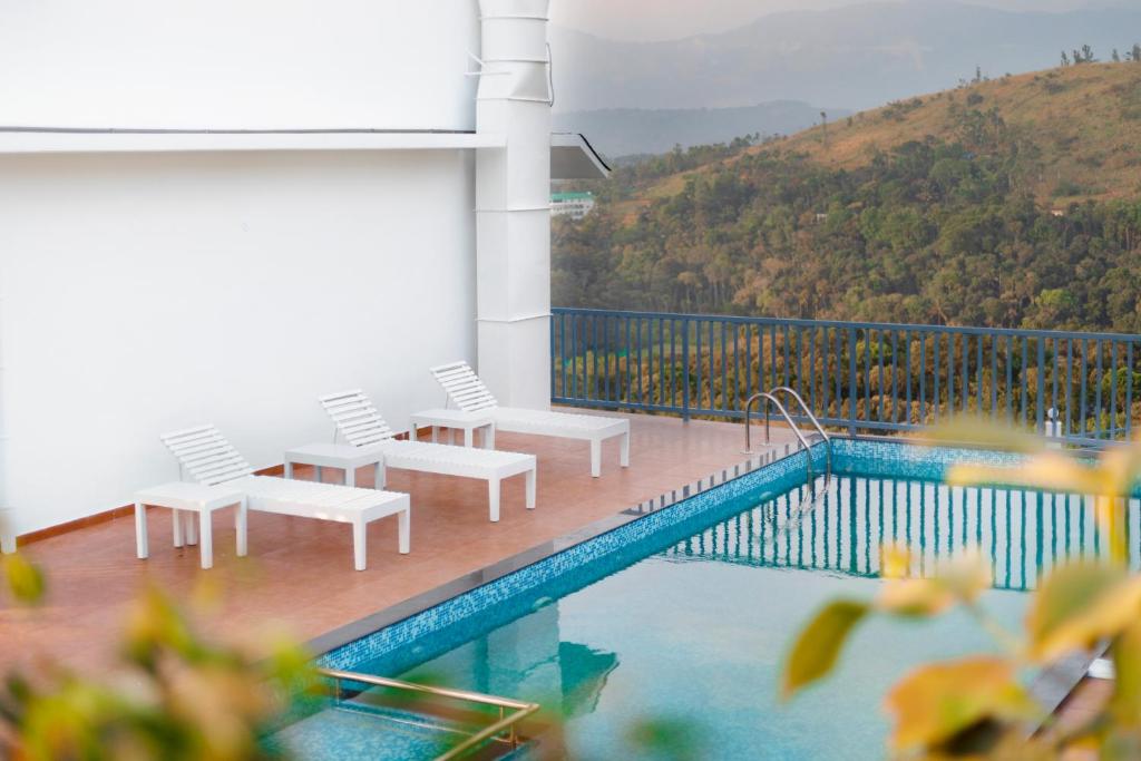 laxury resort with pool in munnar 